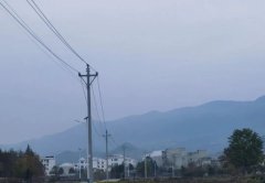<b>为什么10kV架空输电线路一般不架设避雷线？</b>
